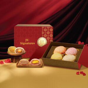 Box of JU Signatures Flaky Teochew Orh Nee mooncakes, four whole and two halved showing yam and salted egg yolk filling